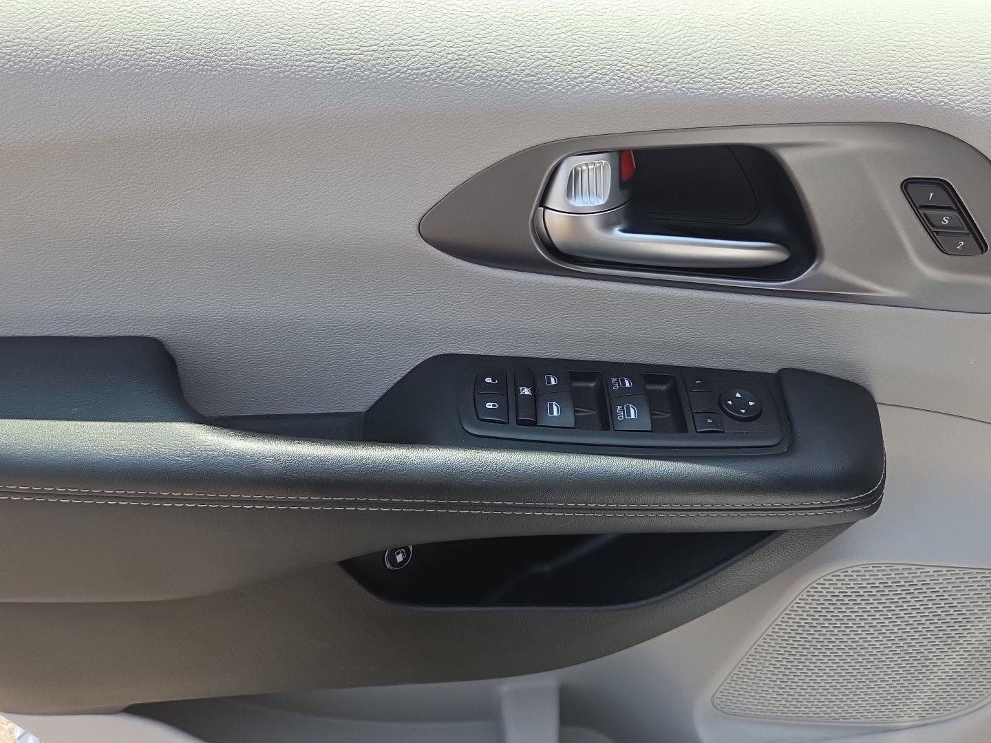 Used 2023 Chrysler Pacifica Touring-L FWD image 18