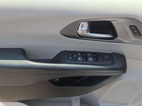 Used 2023 Chrysler Pacifica Touring-L FWD image 18