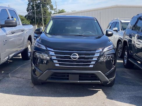 Used 2025 Nissan Rogue S FWD image 2