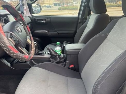 Used 2020 Toyota Tacoma TRD Off-Road image 10