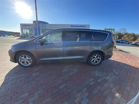 Used 2018 Chrysler Pacifica Touring Plus image 10
