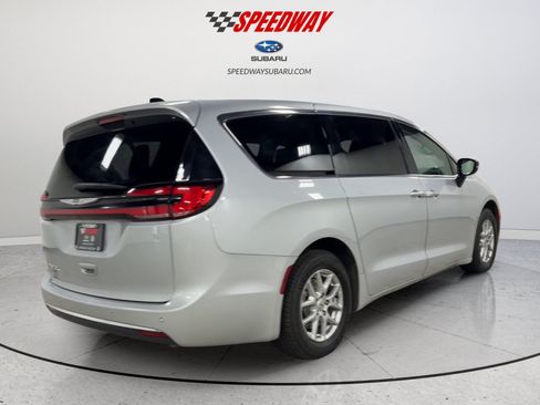 Used 2024 Chrysler Pacifica Touring-L FWD image 6