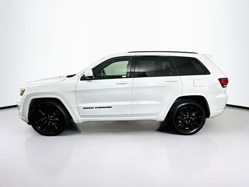 Used 2018 Jeep Grand Cherokee Altitude RWD image 4