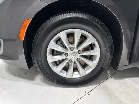 Used 2017 Chrysler Pacifica Touring-L FWD image 8