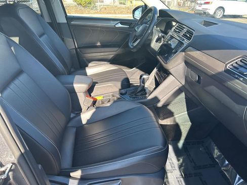 Used 2024 Volkswagen Tiguan SE AWD/4WD image 28
