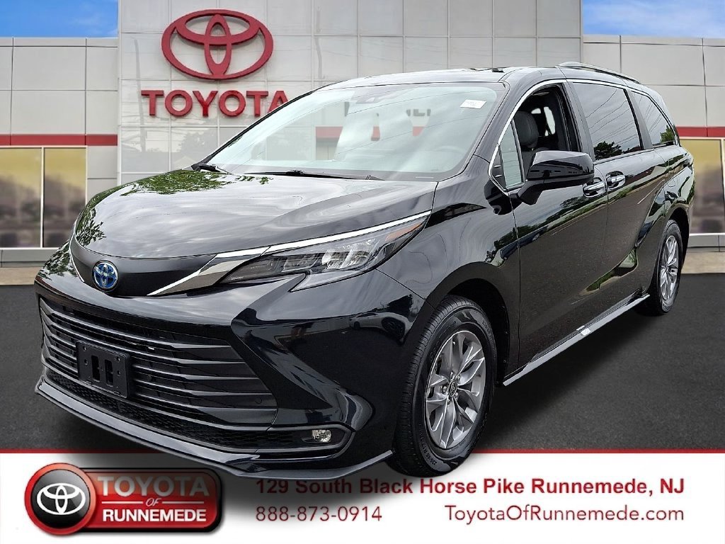 Certified 2025 Toyota Sienna XLE FWD image 3