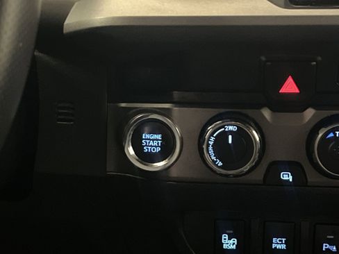 Used 2019 Toyota Tacoma TRD Sport w/ TRD Premium Sport Package AWD/4WD image 32