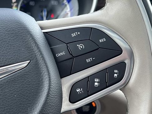 Used 2021 Chrysler Pacifica Limited AWD/4WD image 47