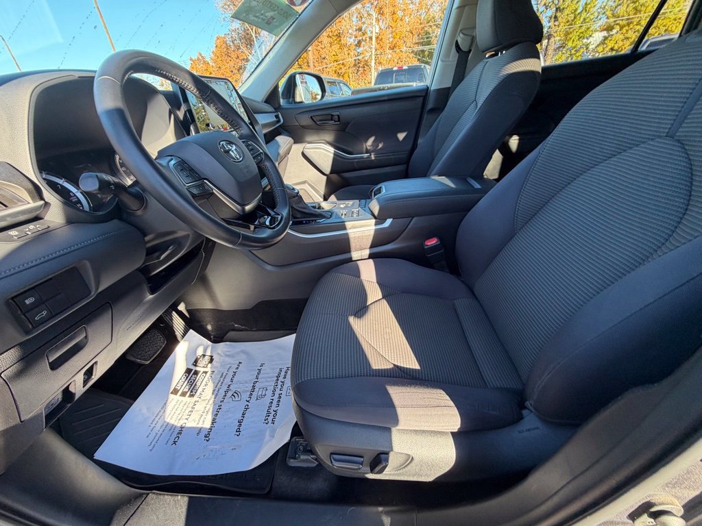 Used 2021 Toyota Highlander LE AWD/4WD image 11