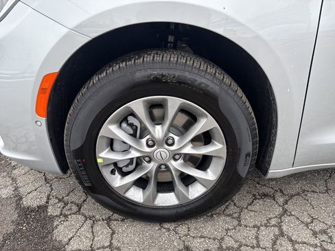 New 2026 Chrysler Pacifica Limited image 22