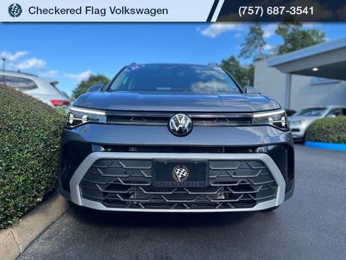 Used 2025 Volkswagen Taos SE FWD image 12