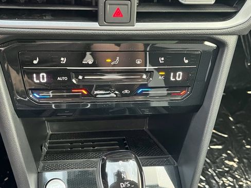 New 2025 Volkswagen Taos SEL image 8