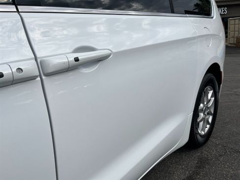 Used 2024 Chrysler Pacifica Touring-L FWD image 28