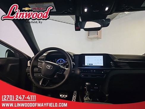 Used 2025 Toyota Camry SE w/ Convenience Package FWD image 16