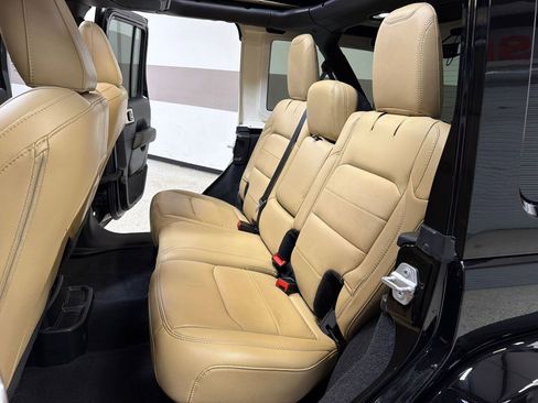 Used 2019 Jeep Wrangler Unlimited Sahara AWD/4WD image 31