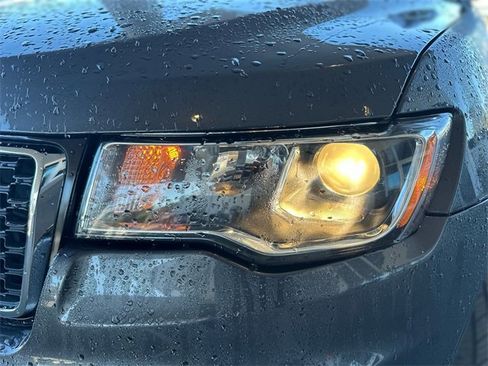 Used 2020 Jeep Grand Cherokee Laredo image 9