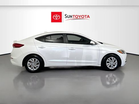 Used 2017 Hyundai Elantra SE image 2