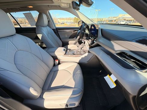 Used 2026 Toyota Highlander Platinum image 31