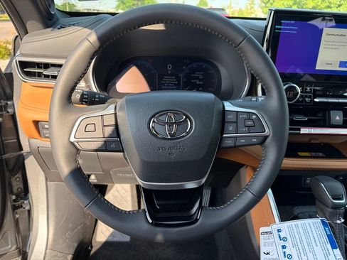 Used 2026 Toyota Highlander Platinum AWD/4WD image 25