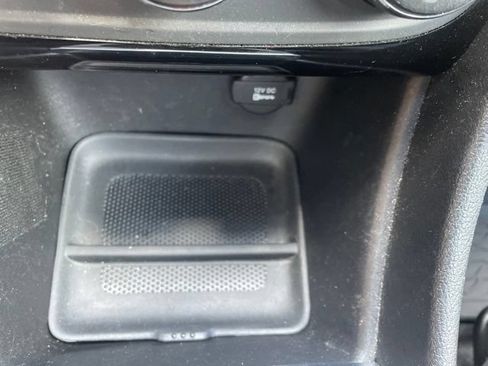 Used 2011 Chrysler 200 Touring FWD image 31