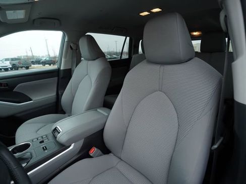 Used 2024 Toyota Highlander LE image 36