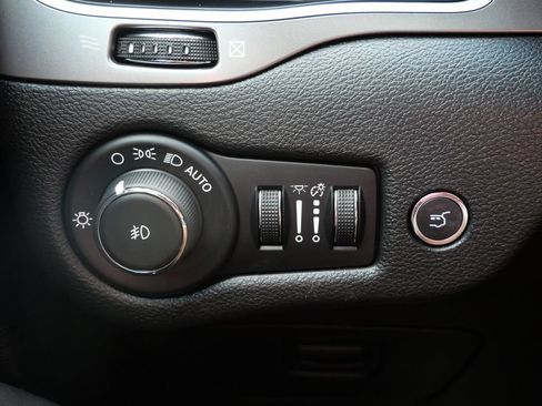 Used 2020 Jeep Cherokee Limited AWD/4WD image 23