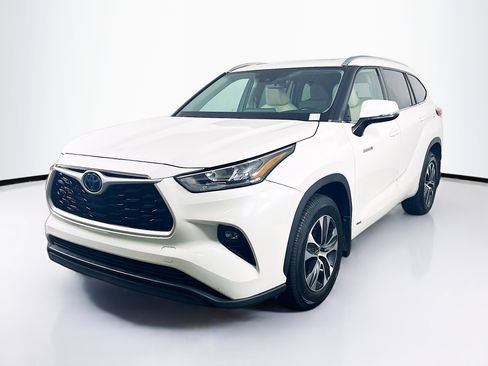 Used 2020 Toyota Highlander XLE image 3