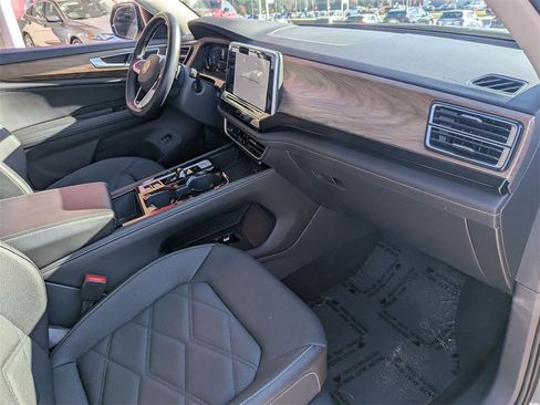 Used 2025 Volkswagen Atlas SE image 35