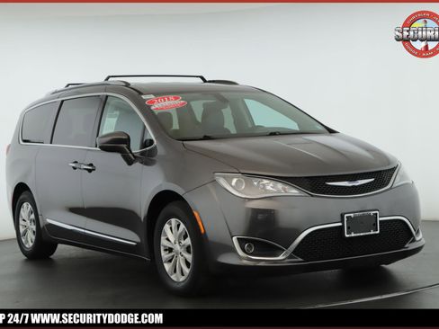 Used 2018 Chrysler Pacifica Touring-L image 1