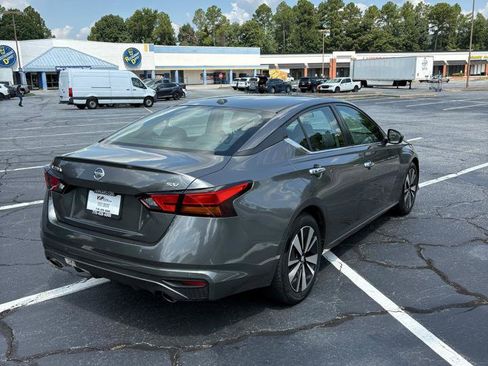 Used 2022 Nissan Altima 2.5 SV w/ SV Premium Package FWD image 5