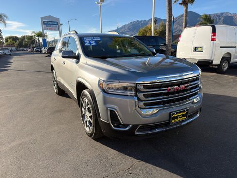 Used 2023 GMC Acadia SLT image 2