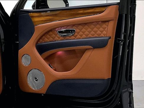 Used 2022 Bentley Bentayga image 26