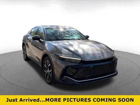 Used 2025 Toyota Crown XLE image 1