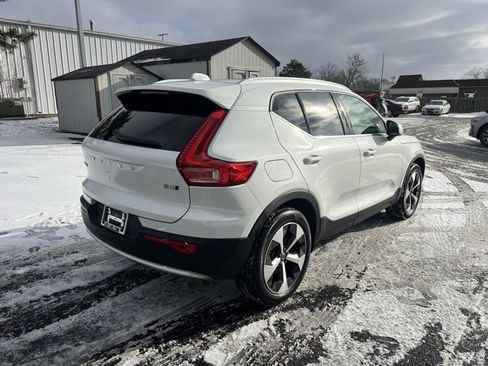 Used 2025 Volvo XC40 B5 Plus image 5