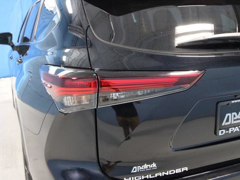 Used 2025 Toyota Highlander XLE AWD/4WD image 40