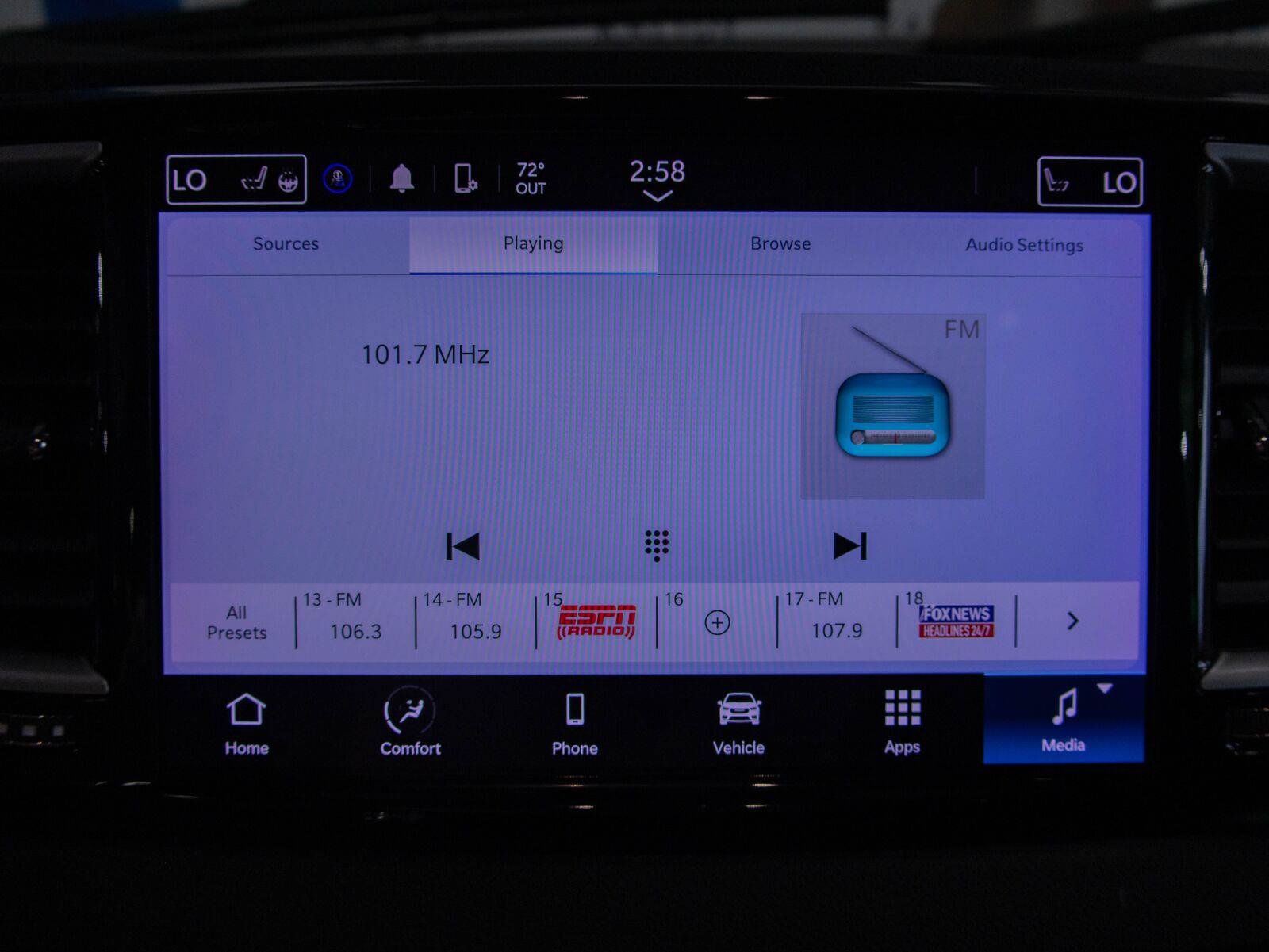 Used 2024 Chrysler Pacifica Touring-L FWD image 8