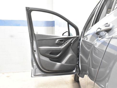 Used 2019 Chevrolet Trax LT w/ LT Convenience Package AWD/4WD image 9