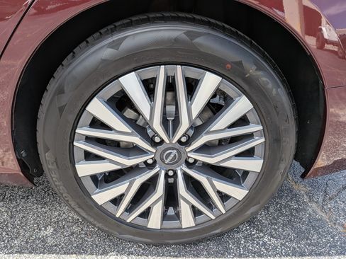 Used 2024 Nissan Altima 2.5 SV FWD image 12