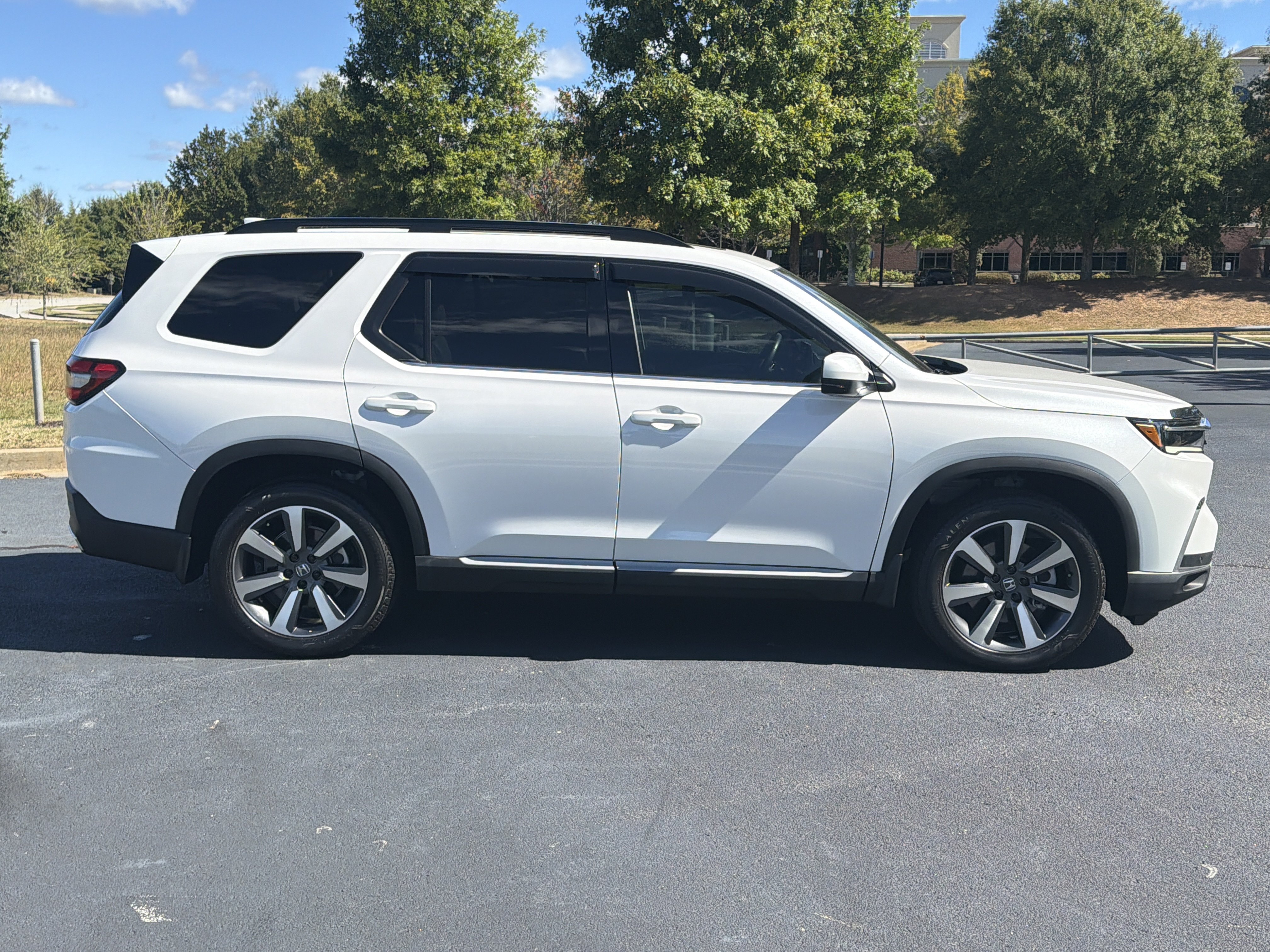 Certified 2025 Honda Pilot Touring image 10