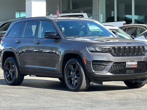 Used 2023 Jeep Grand Cherokee Laredo AWD/4WD image 2