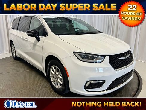 Used 2025 Chrysler Pacifica Select FWD image 24