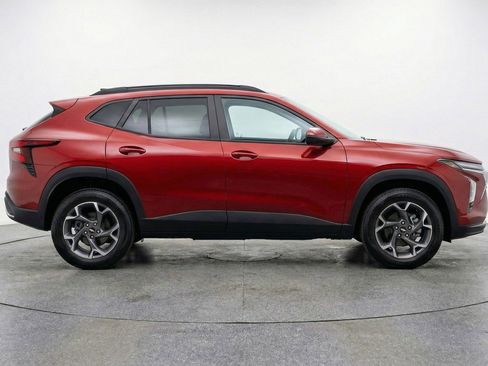 Used 2025 Chevrolet Trax LT FWD image 11