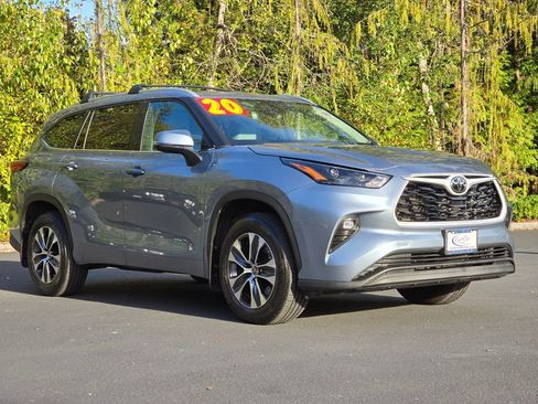 Used 2022 Toyota Highlander XLE image 3