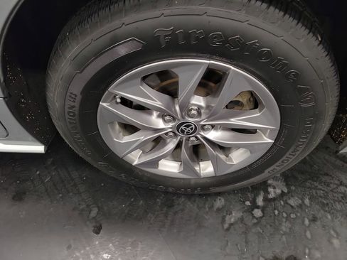 Used 2022 Toyota Sienna XLE image 10