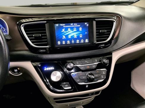 Used 2018 Chrysler Pacifica Touring-L FWD image 7