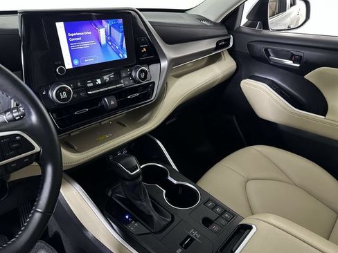 Used 2024 Toyota Highlander XLE AWD/4WD image 36