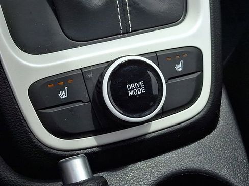 Used 2024 Hyundai Venue Limited FWD image 26