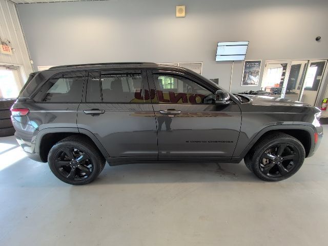 Used 2023 Jeep Grand Cherokee Altitude AWD/4WD image 6