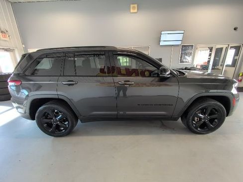 Used 2023 Jeep Grand Cherokee Altitude AWD/4WD image 6
