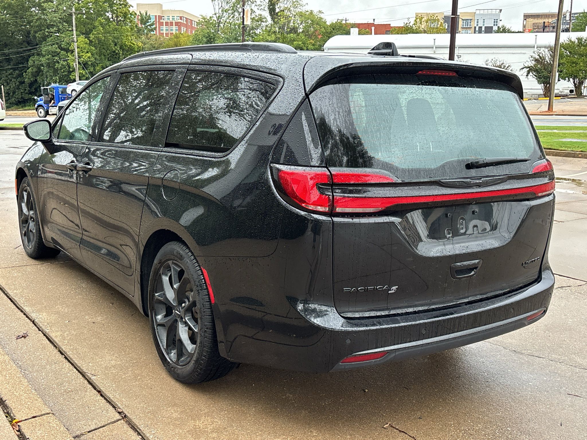 Used 2025 Chrysler Pacifica Limited FWD image 6